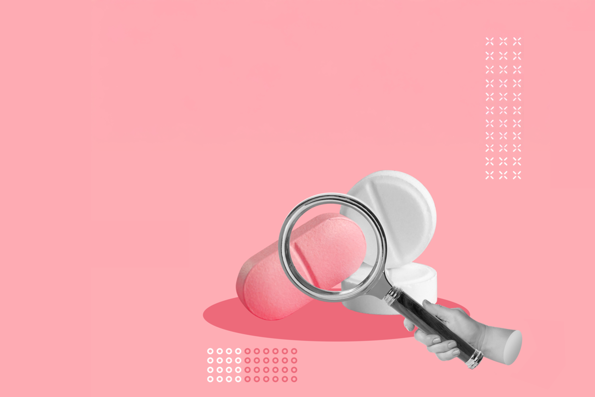 Collage: eine Hand hält eine Lupe über drei Tabletten in Übergröße auf rosa Hintergrund