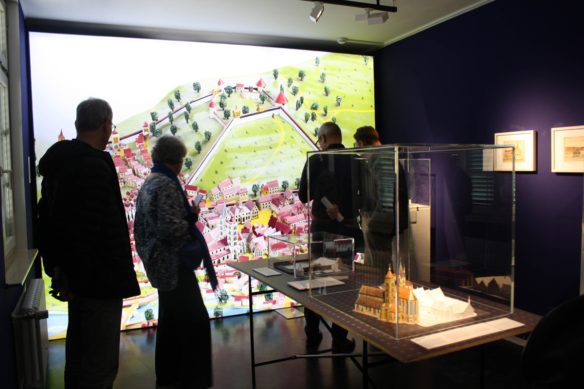 Eröffnung, Besucher in Ausstellungsraum. Eröffnung, Besucher in Ausstellungsraum.