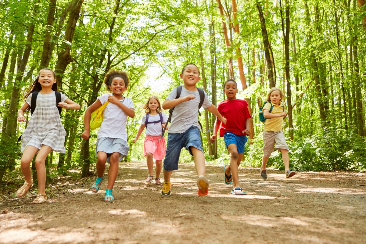 Kinder rennen im Wald