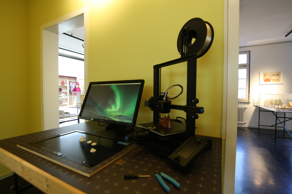 Drei-D-Drucker auf einem Tisch. Drei-D-Drucker auf einem Tisch.