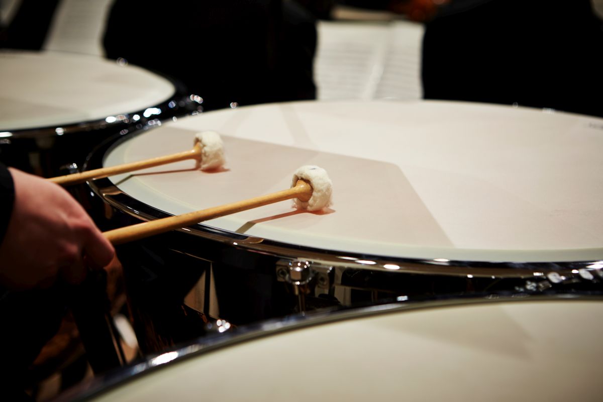 Schlagzeug Nahaufnahme Hände mit Trommelschlägeln