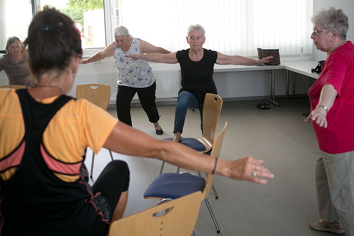 Gymnastik mit älteren Menschen.