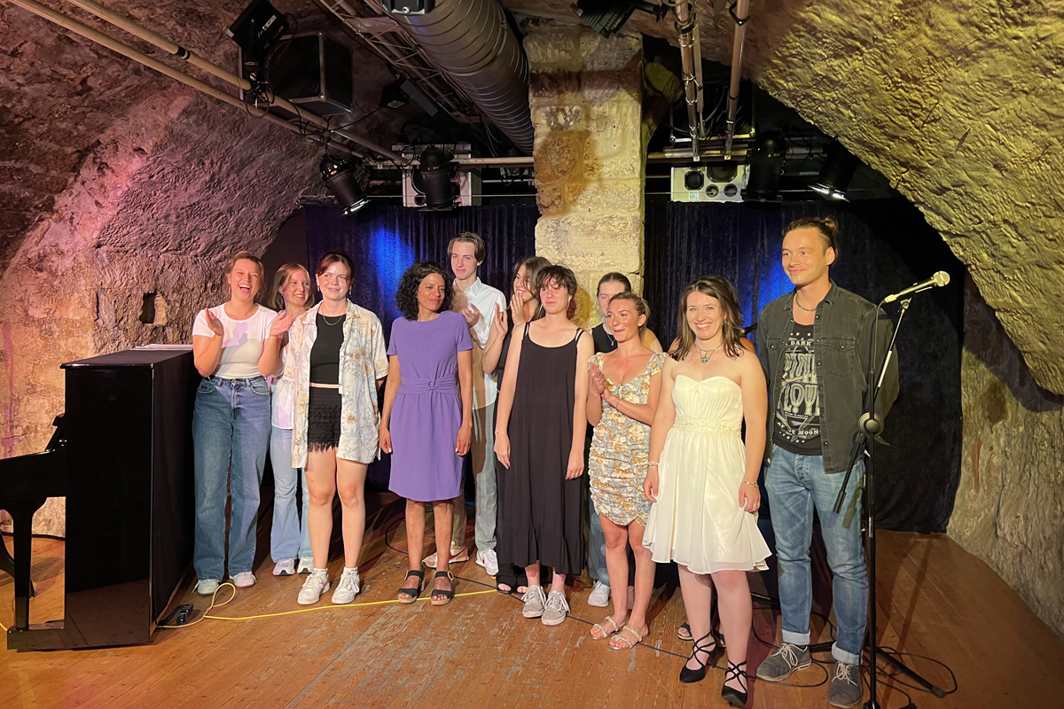 Sängerinnen und Sänger auf der Bühne des Kabaretts der Galgenstricke während des Schlussapplauses