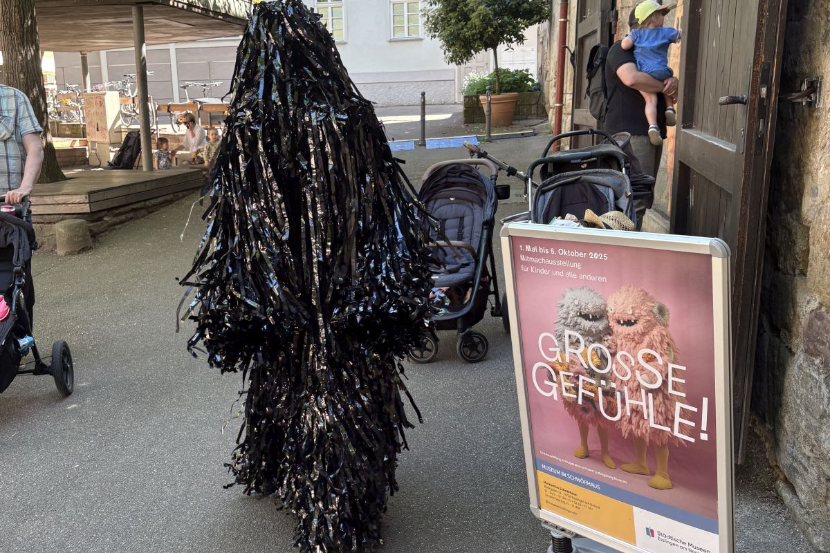 Eröffnung, Plakat vor dem Eingang