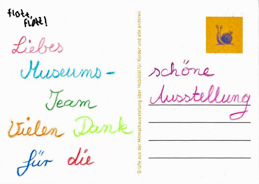 Rückseite der Posrkarte mit verschiedenfarbig geschriebenem Text: Liebes Museums-Team, vielen dank für die schöne Ausstellung.