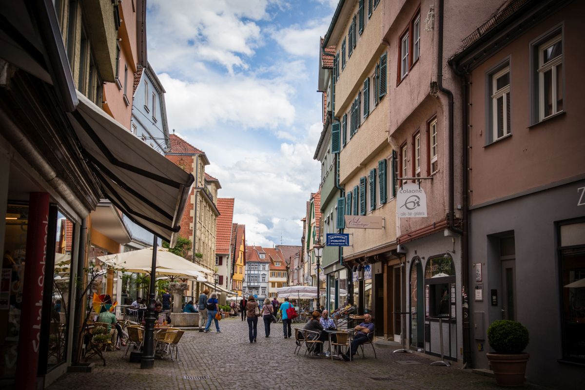 Blick in die Küferstraße mit Läden und Cafés
