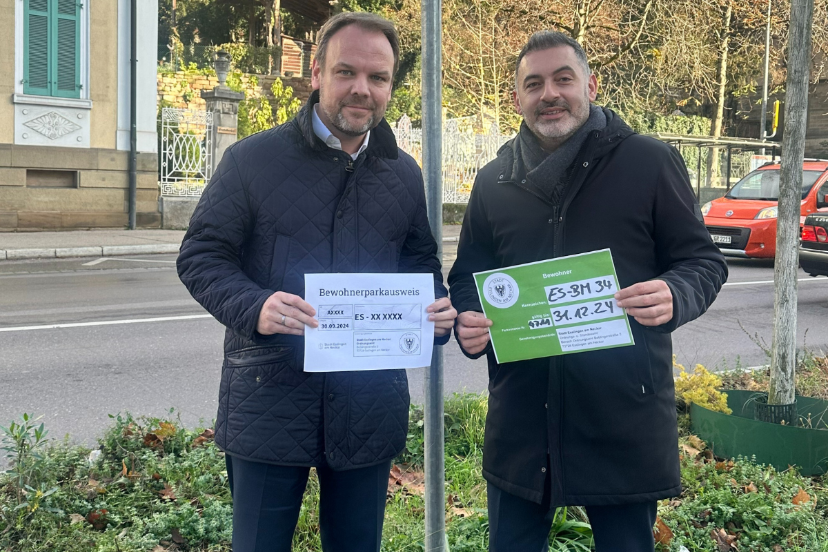 Zwei Esslinger Bürgermeister zeigen Bewohnerparkausweise Zwei Esslinger Bürgermeister zeigen Bewohnerparkausweise