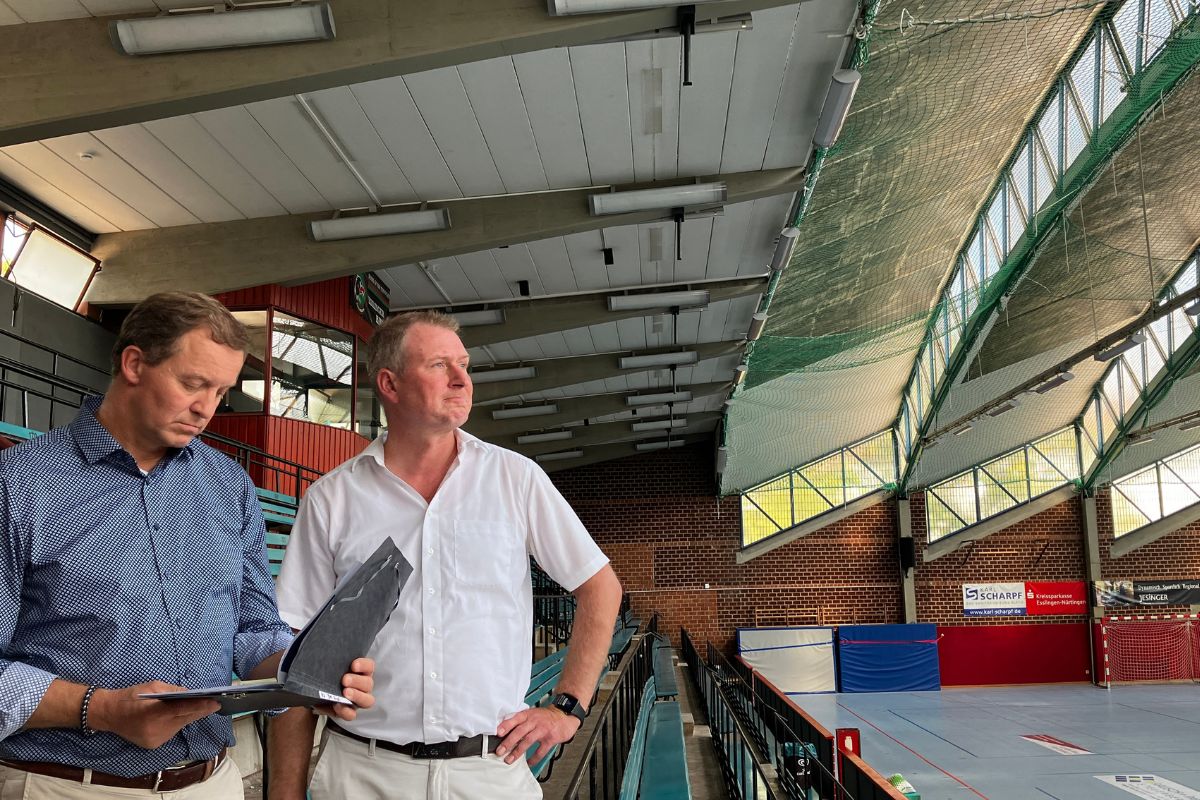 Oliver Wannek (links) und Hans-Georg Sigel (rechts) begutachten die Dachkonstruktion der Schelztorhalle