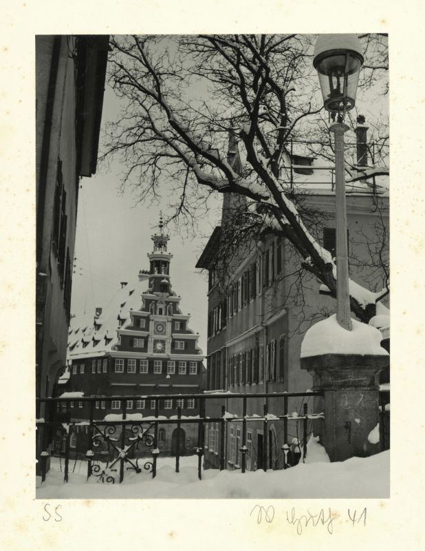 Blick von der Augustinerstraße auf das Alte Rathaus im Schnee, 1941. 
