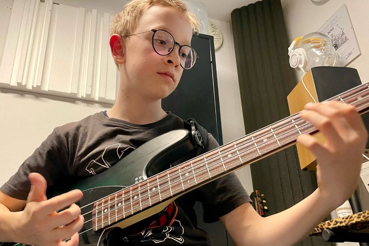 Tobias Pfeifer © privat blonder Junge mit Brille spielt E-Bass