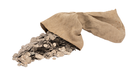 Vor einem Säckchen liegen zahlreiche kleine Münzen.