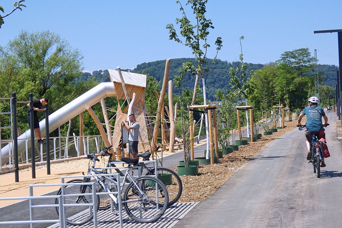 Radweg neben den Sportgeräten.