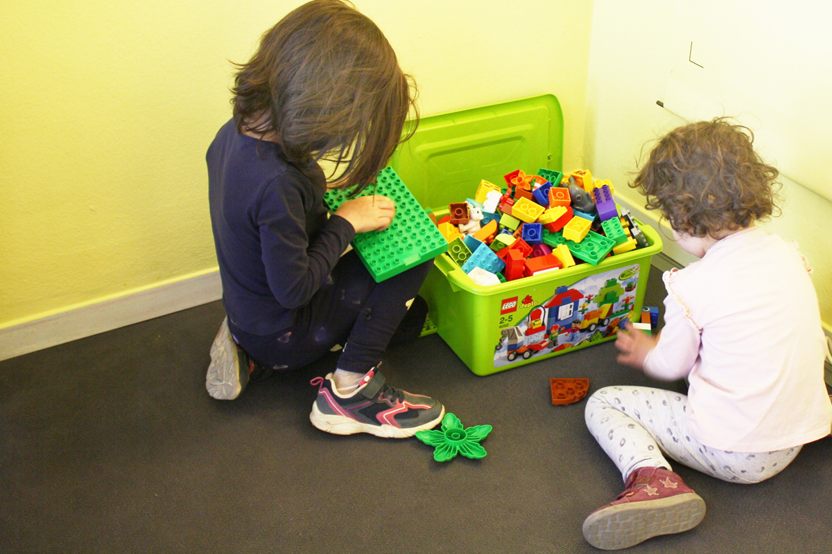 Eröffnung, Kinder spielen mit Klemmbausteinen.