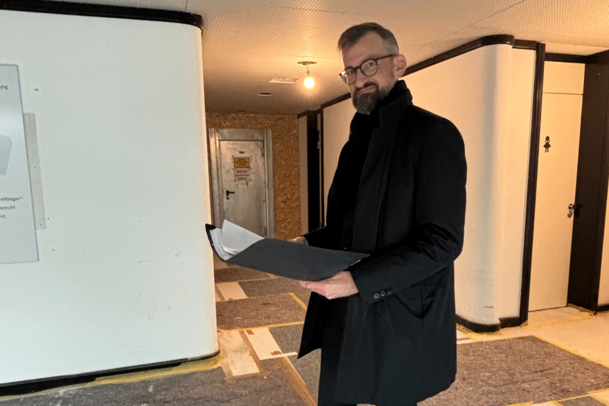 Philipp Kopper, Projektleiter der Städtischen Gebäude Esslingen, auf der Baustelle.