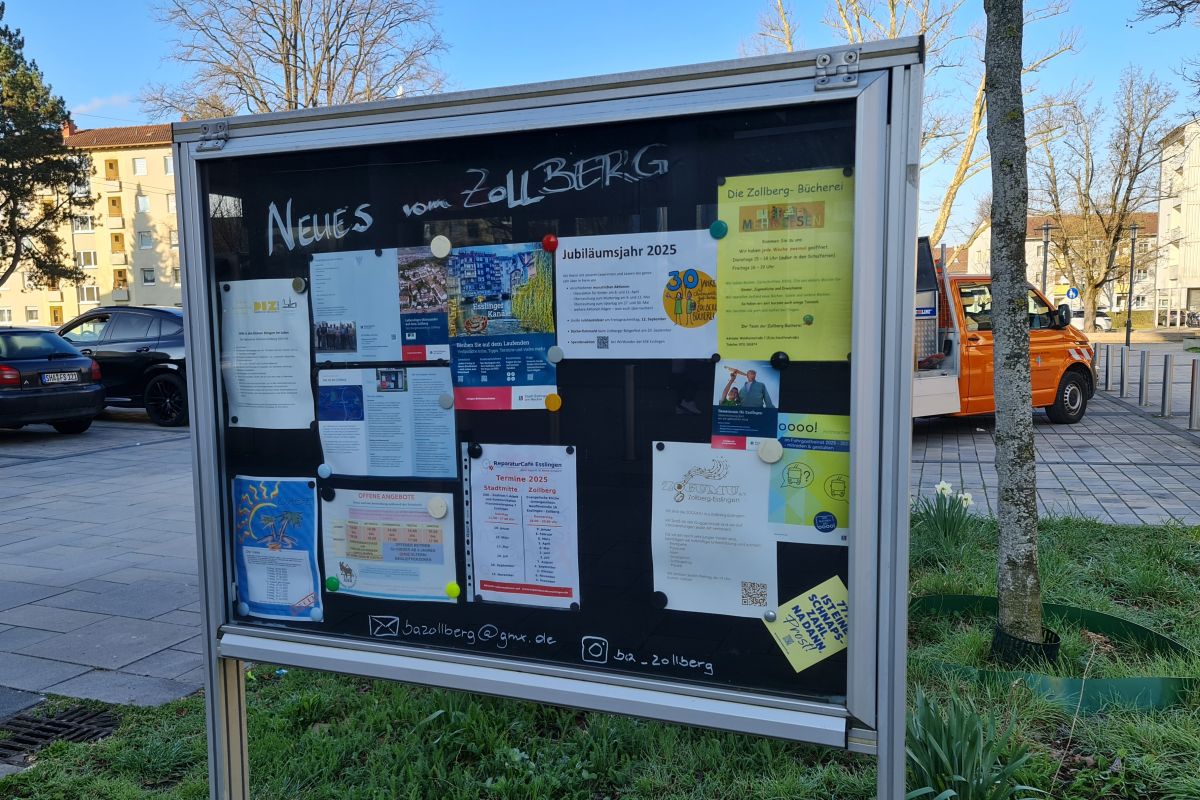 Schaukasten mit verschiedenen Aushängen