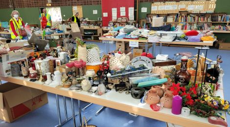 Warentauschtag Unterschiedlichste Waren auf einem Tisch beim Warentauschtag