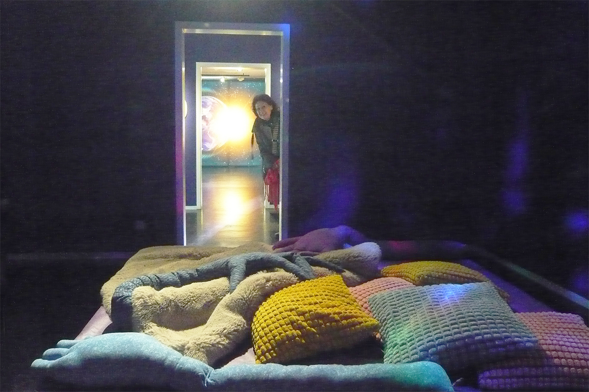 Raum mit großem Bett und Kissen Raum mit großem Bett und Kissen