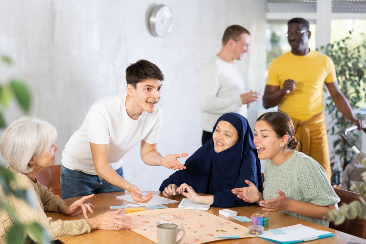 Unterschiedliche Menschen treffen sich bei einem Spiel.