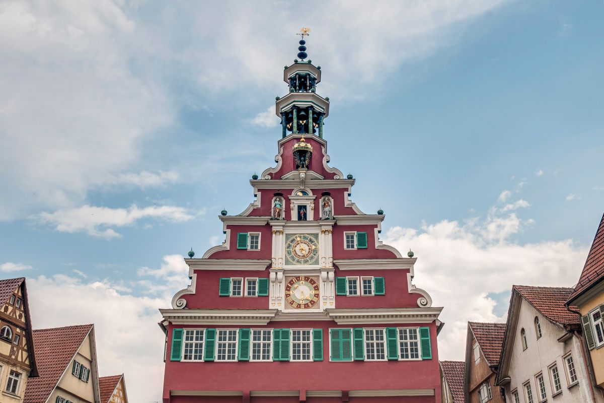 Blick auf das Alte Rathaus, im Hintergrund blauer Himmel