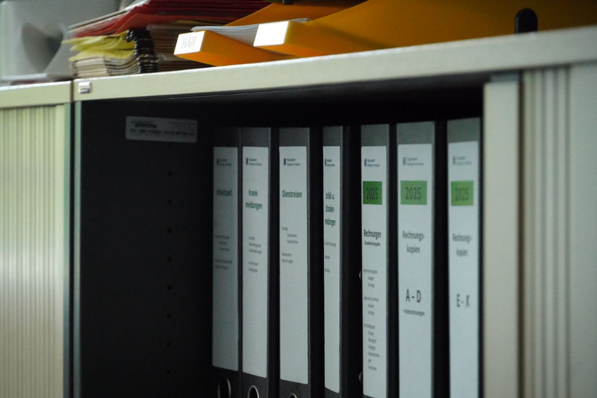 Aktenordner in Regal