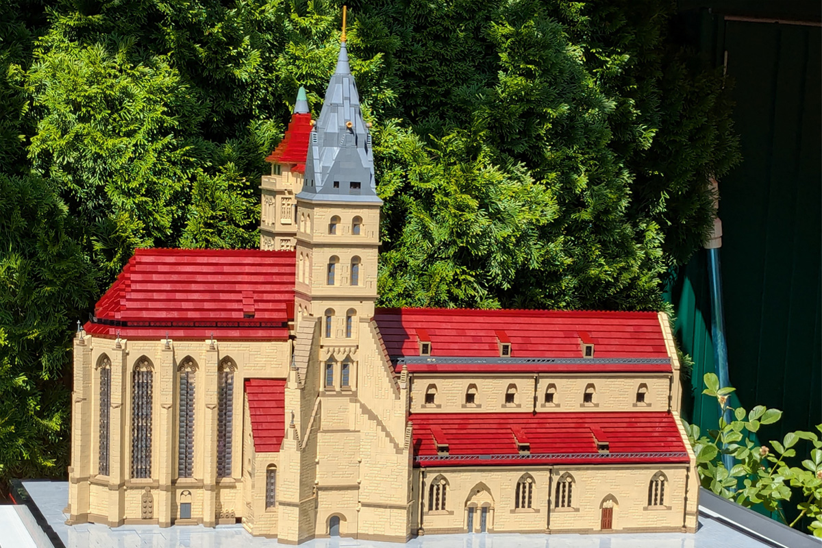 Modell der Stadtkirche aus Klemmbausteinen.