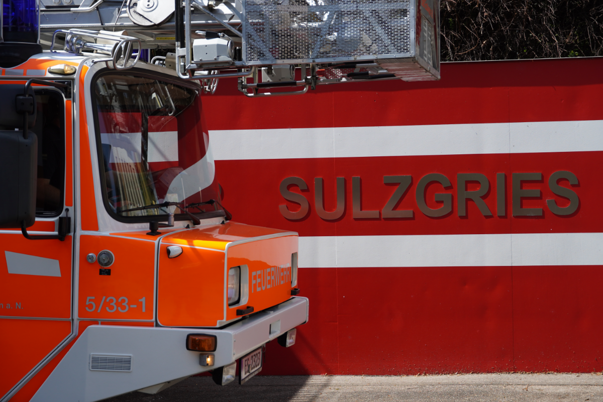 Drehleiter mit Korb ©Feuerwehr Esslingen a.N. Drehleiter mit Korb im Gerätehaus Sulzgries