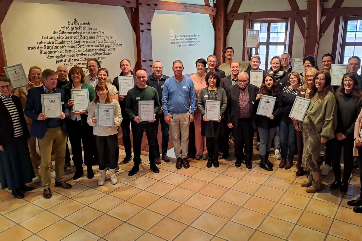 Vertreter:innen der ausgezeichneten ÖKOPROFIT-Betriebe im Alten Rathaus Vertreter:innen der ausgezeichneten ÖKOPROFIT-Betriebe im Alten Rathaus