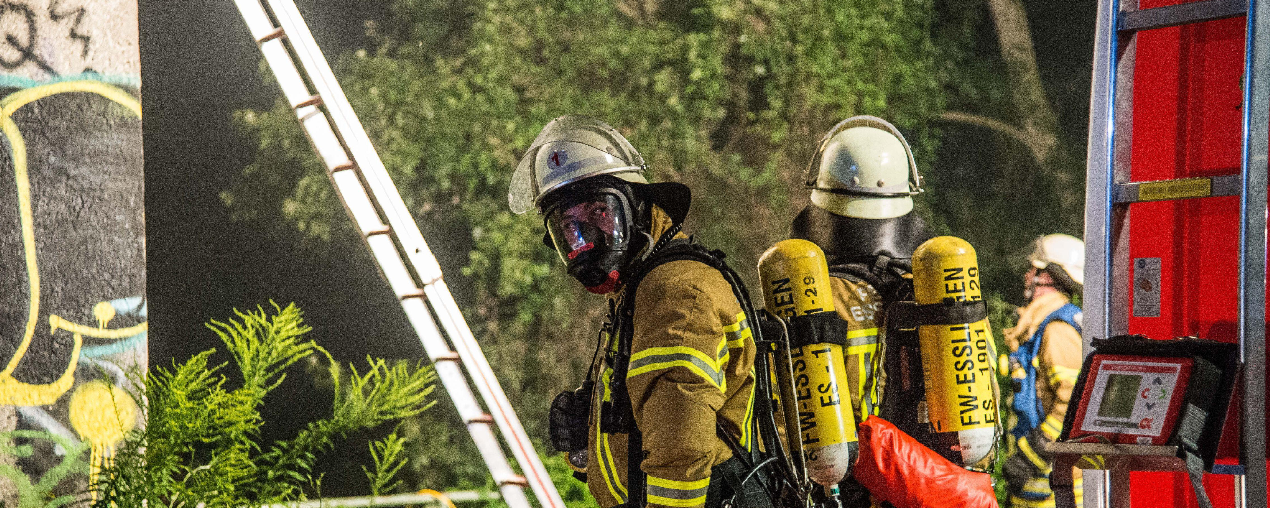 Feuerwehrleute mit Atemschutz