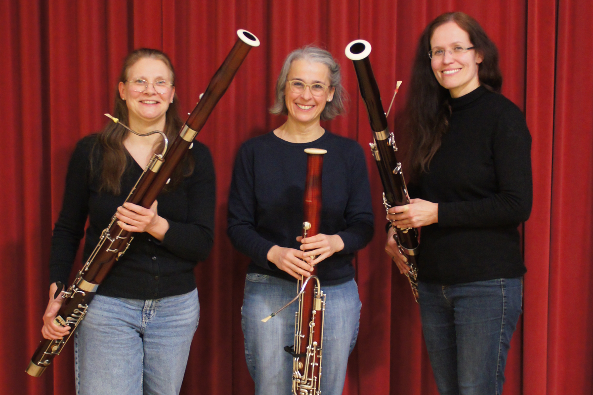 Die drei Spielerinnen des Fagottensembles mit ihren Instrumenten Die drei Spielerinnen des Fagottensembles mit ihren Instrumenten