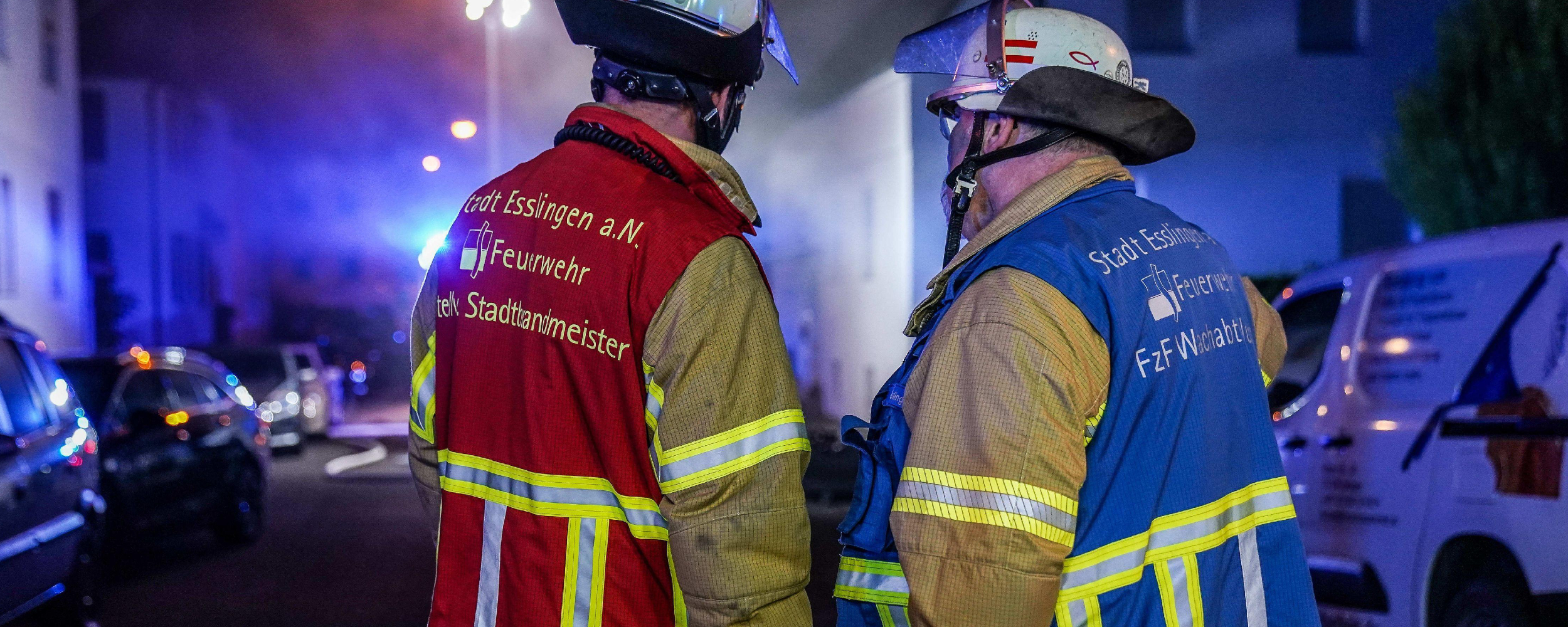 Feuerwehrleute in Funktionswesten