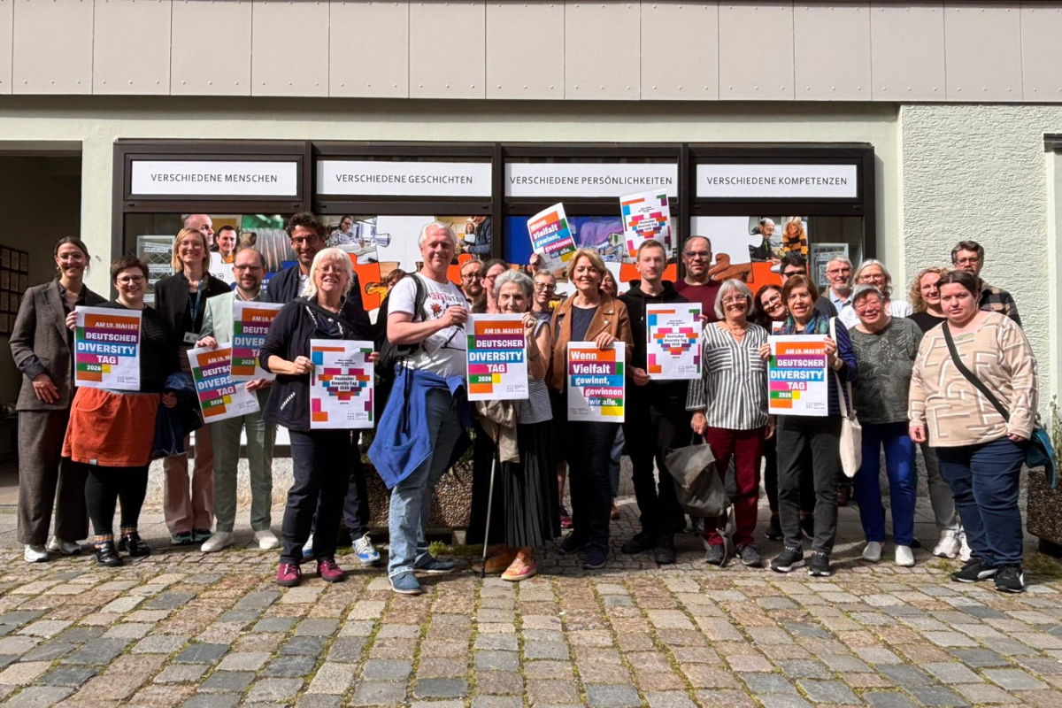 Menschengruppe hält Plakate hoch