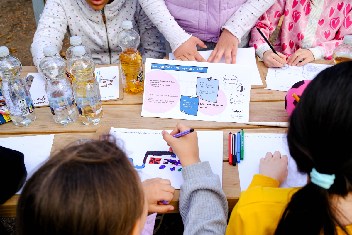 Mitmachen Kinder am Tisch beim Workshop