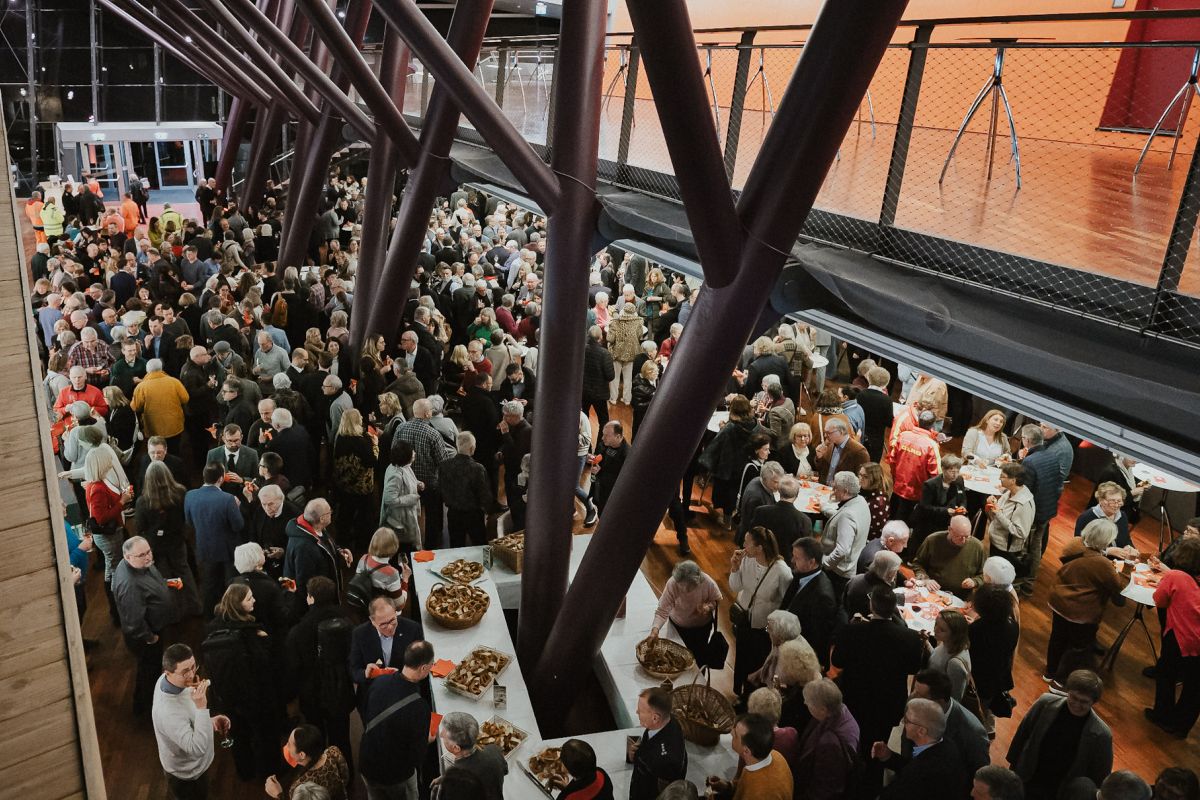 Get Together im Foyer bei Esslinger Wein und Brezen.