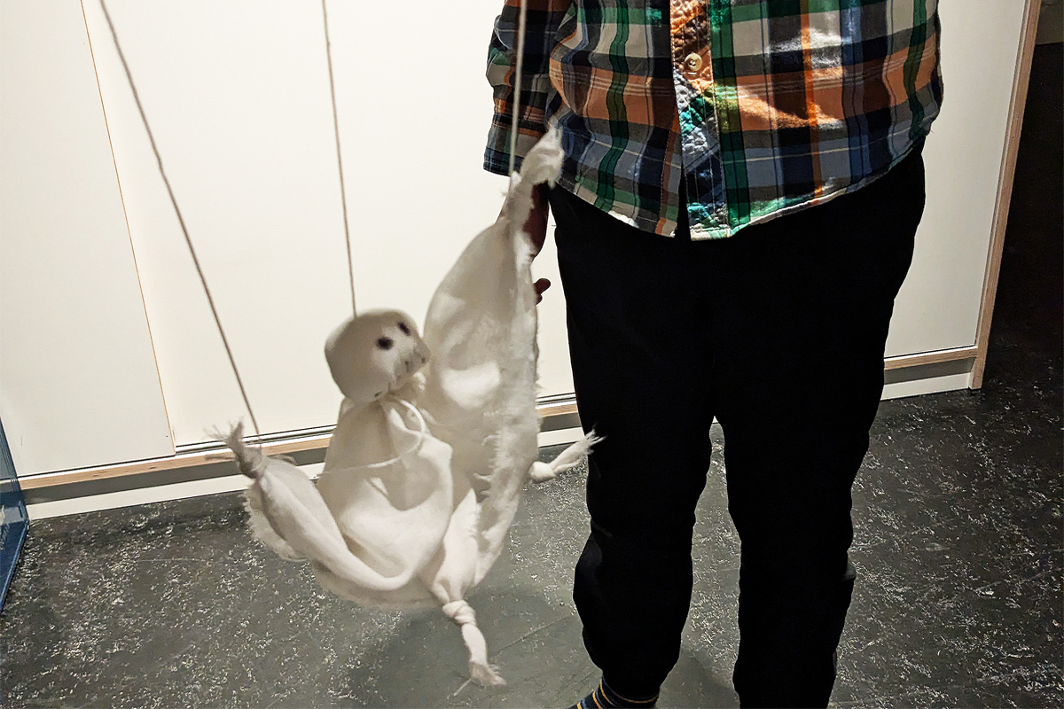 Aus Stofftüchern gebasteltes kleines Gespenst. Aus Stofftüchern gebasteltes kleines Gespenst.