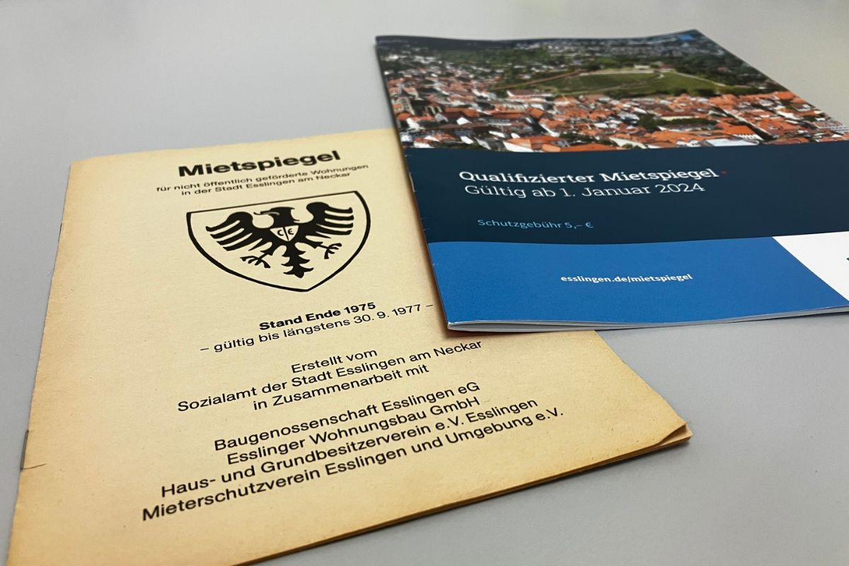 Alter und neuer Mietspiegel Die erste Ausgabe des Mietspiegels von 1975 liegt neben dem aktuellen Mietspiegel von 2024