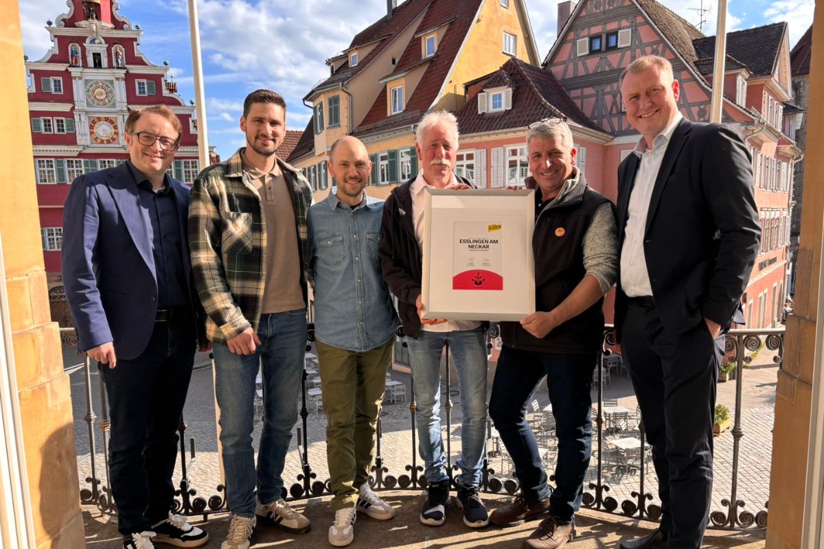 Die Esslinger Winzer, Bürgermeister Hans-Georg Sigel sowie Stadtmarketing-Chef Michael Metzler freuen sich über die Auszeichnung