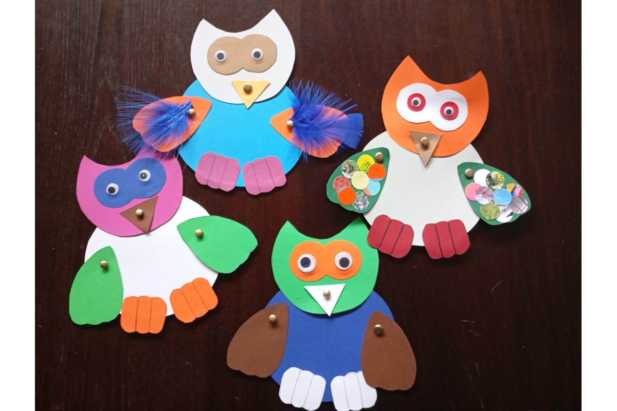 Mehrere aus buntem Papier gebastelte Eulen. Mehrere aus buntem Papier gebastelte Eulen.
