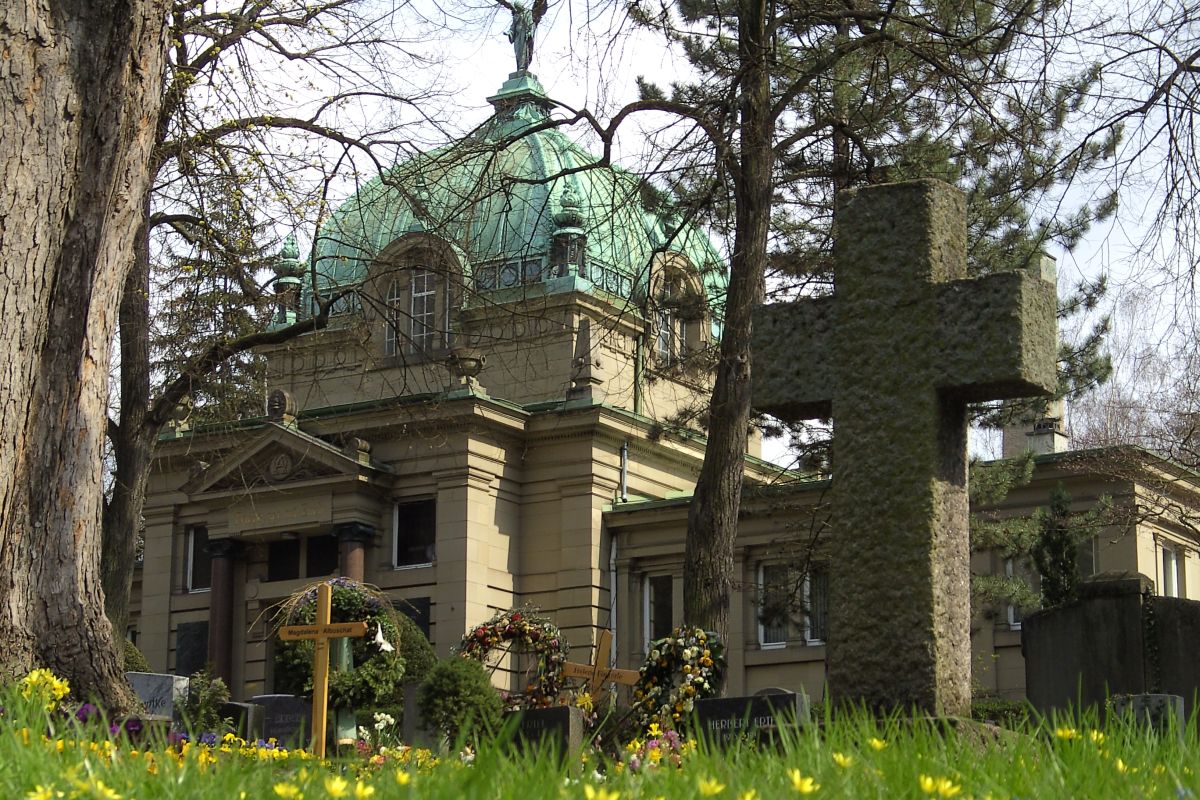 Ebershaldenfriedhof mit Blick auf das Friedhofsgebäude