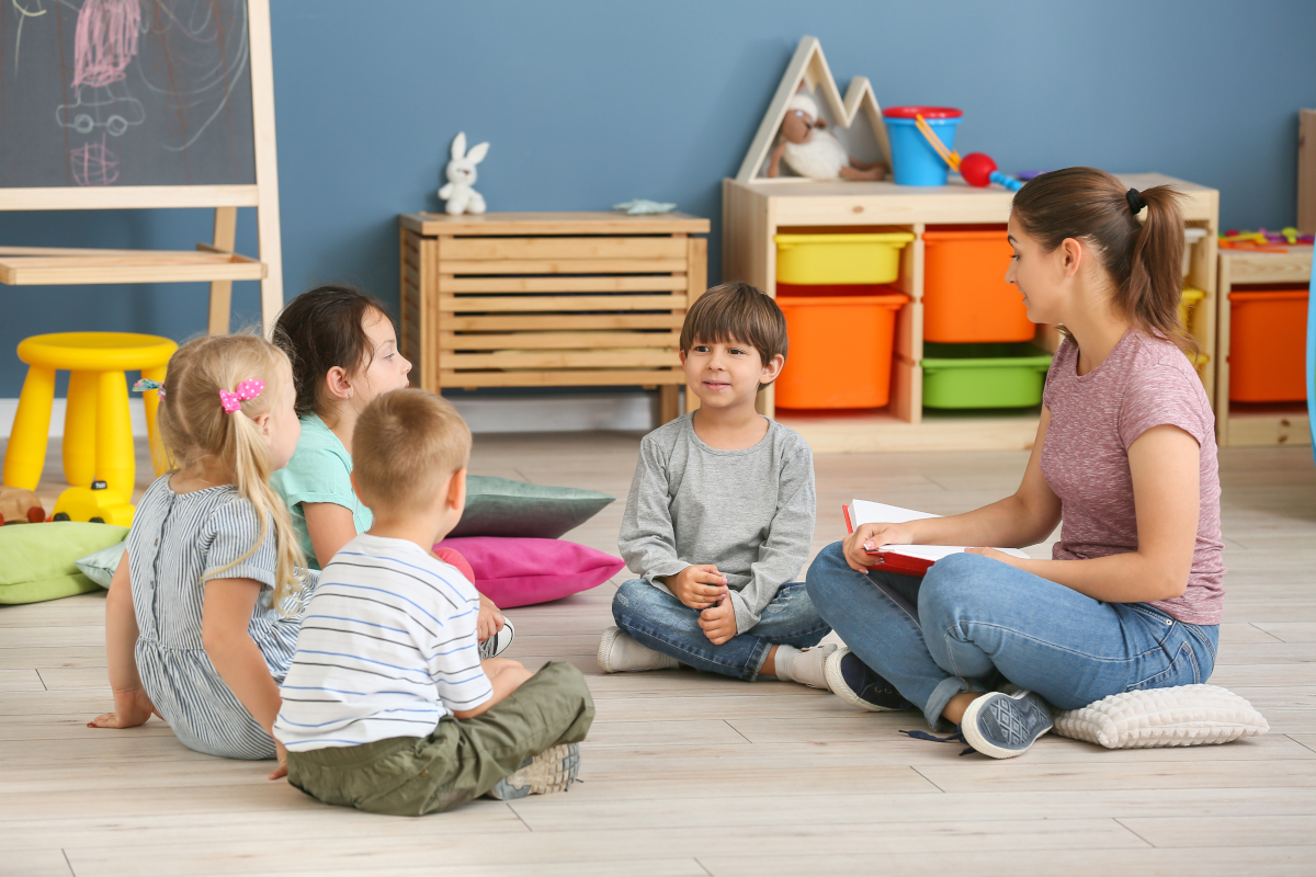 Kita Kinder in der Kita mit ihrer Erzieherin