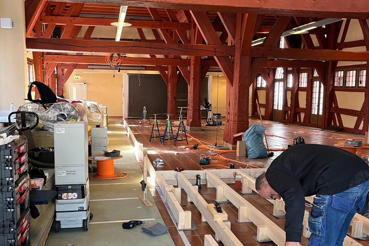 Das Fundament aus Holz wird angefertigt