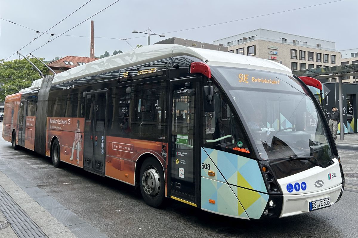 Oberleitungsbus am Esslinger Bahnhof