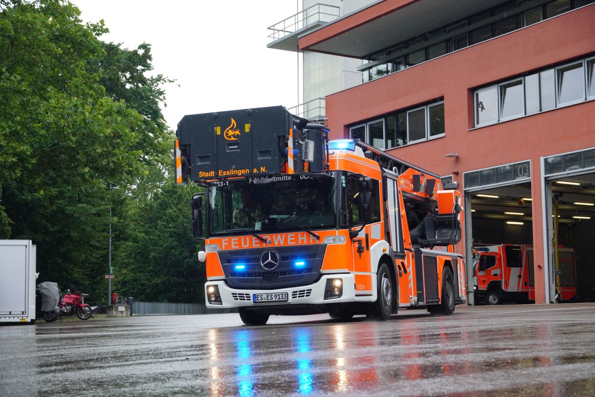 Ausrücken der Drehleiter mit Korb