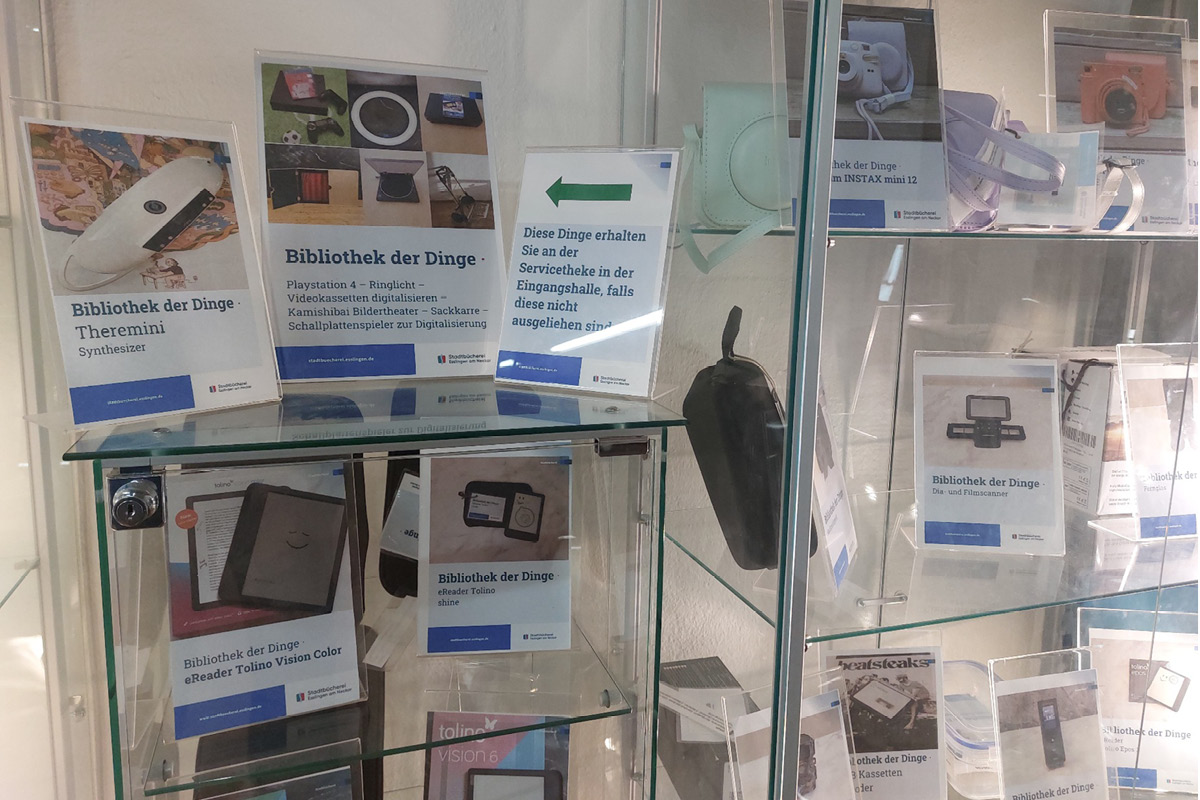 verschiedene beschilderte bzw. beschriftete Gegenstände in einer Glasvitrine