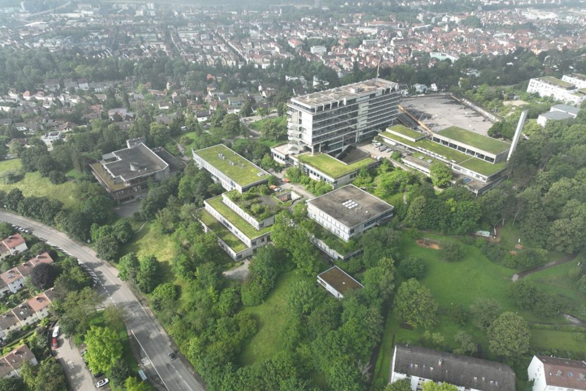 Luftbild des Hochschulareals Flandernstraße, im Hintergrund die Innenstadt