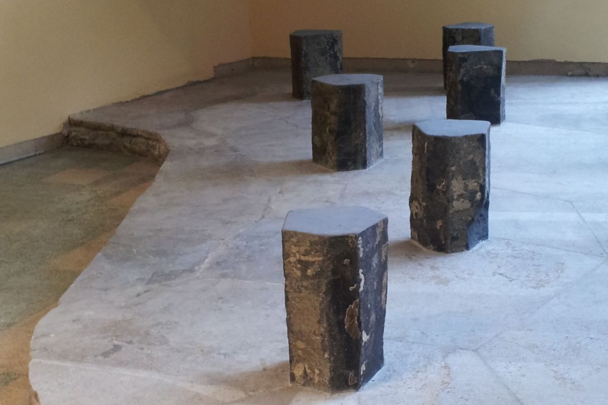 Blick in die Räumlichkeiten - Hocker