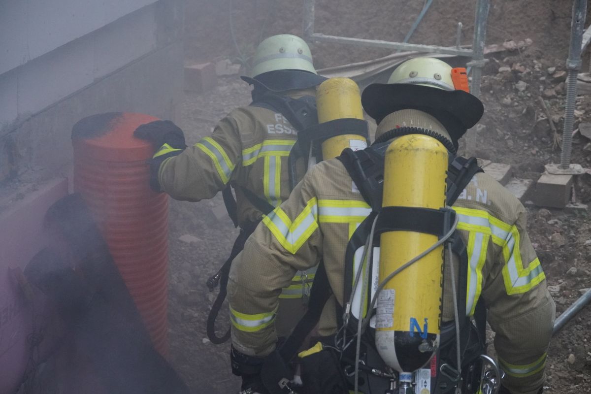 Zwei Feuerwehrleute in Atemschutz