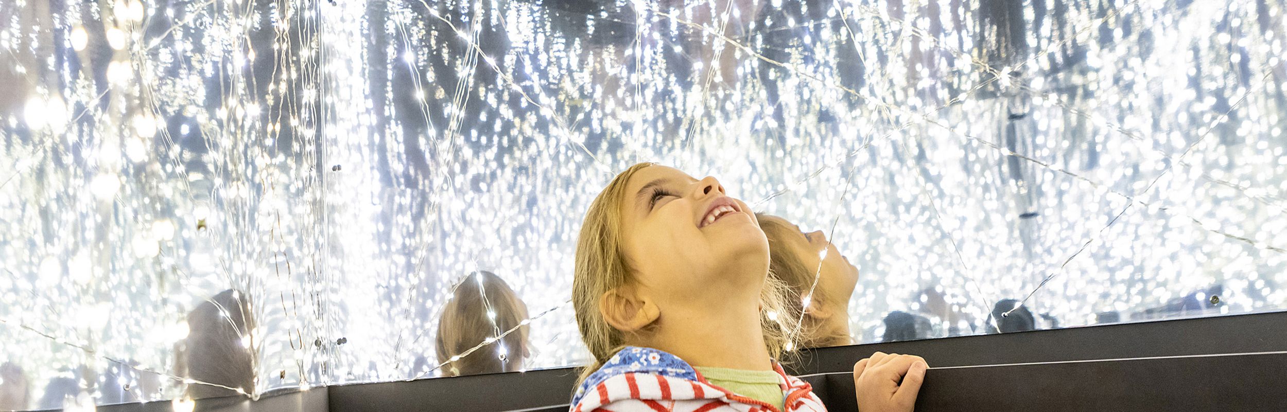 In der Ausstellung bestaunt ein Mädchen einen scheinbar unendlichen Sternenhimmel. Foto: Ludwigsburg Museum / Benjamin Stollenberg In der Ausstellung bestaunt ein Mädchen einen scheinbar unendlichen Sternenhimmel. Foto: Ludwigsburg Museum / Benjamin Stollenberg