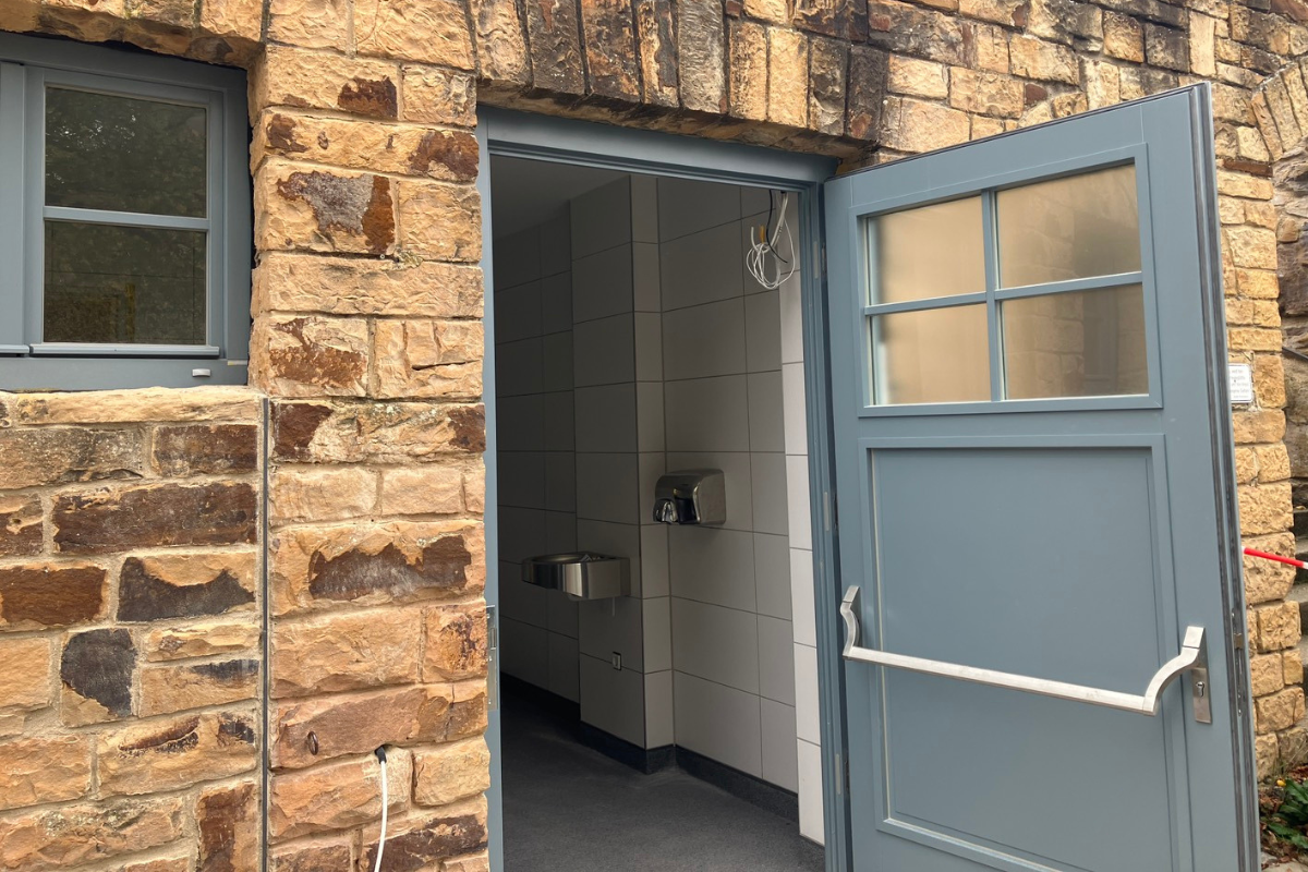 WC offene Tür auf der Burg