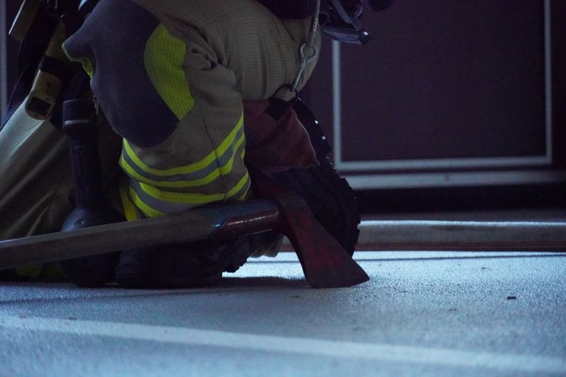 Feuerwehrmann mit Feuerwehraxt