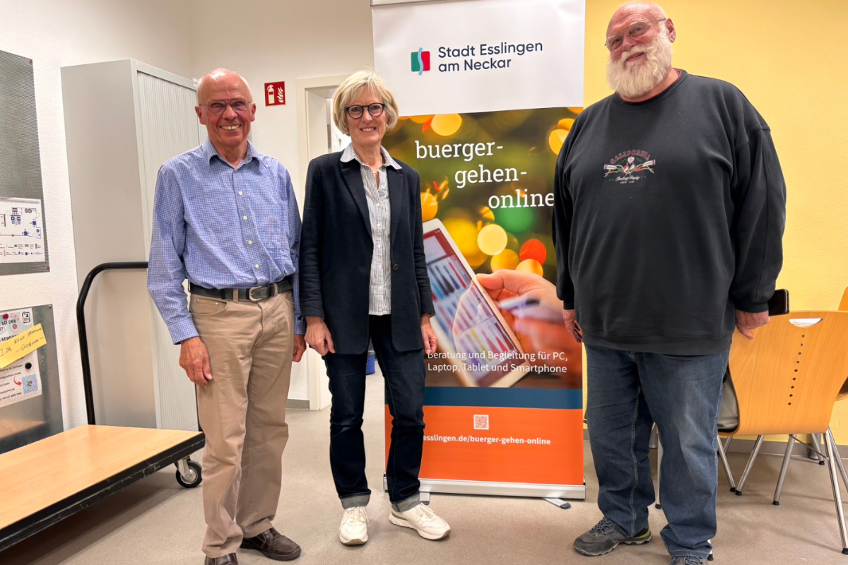 Hans Nawratil, Ingrid Pfannenstein und Michael Maurer vor Banner